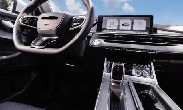 Interior de un coche moderno con volante, pantalla táctil y palanca de cambios. El futuro de los coches autónomos ya está aquí.