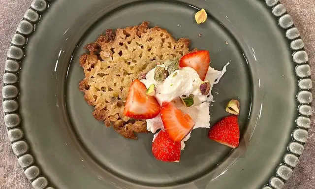 Ett krispigt havreflarn med grädde, jordgubbar och pistagenötter. Ett enkelt och gott havreflarn recept.