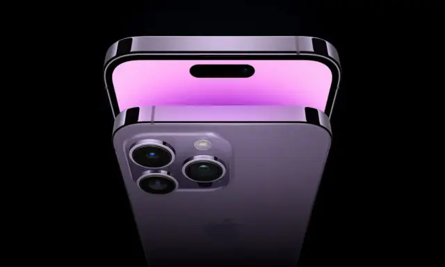 Dwa iPhone'y Pro w kolorze fioletowym, jeden na drugim. Górny pokazuje ekran z Dynamic Island, dolny tylną część z trzema aparatami. Moc A16 Bionic.