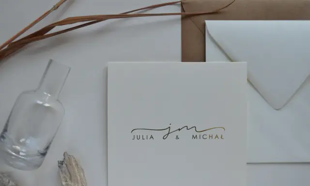 Zaproszenie ślubne z inicjałami Julii i Michała. Elegancka odmiana nazwisk małżeństw.