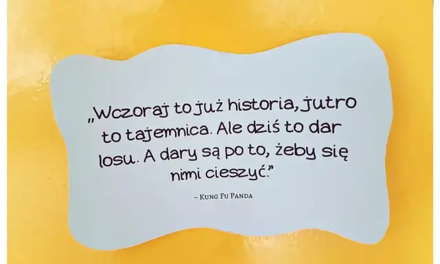 Cytat z Kung Fu Panda na jasnoniebieskiej chmurce na żółtym tle.