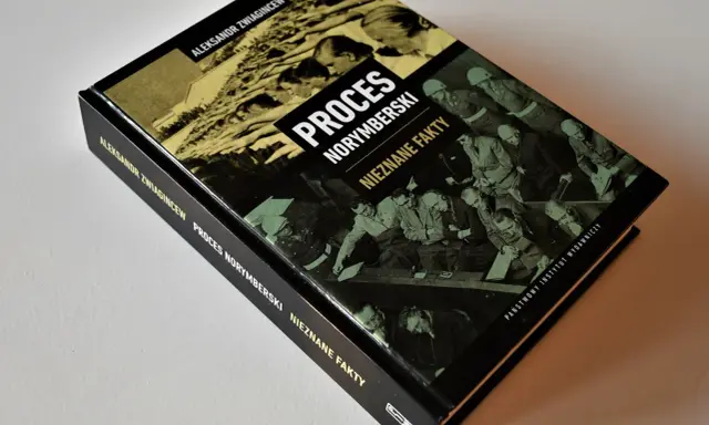 Książka "Proces Norymberski. Nieznane fakty" Aleksandra Zwiagincewa. Okładka przedstawia sceny z procesu, odsłaniając proces norymberski ciekawostki.