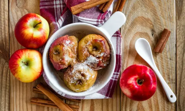 Manzanas al horno con canela y azúcar, listas para disfrutar.