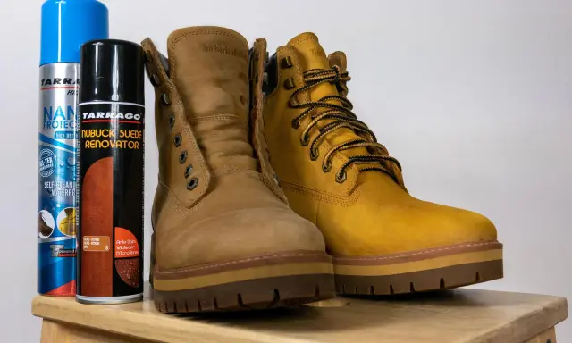Dwa buty Timberland i dwa preparaty do pielęgnacji: jak czyścić buty z nubuku, by wyglądały jak nowe.
