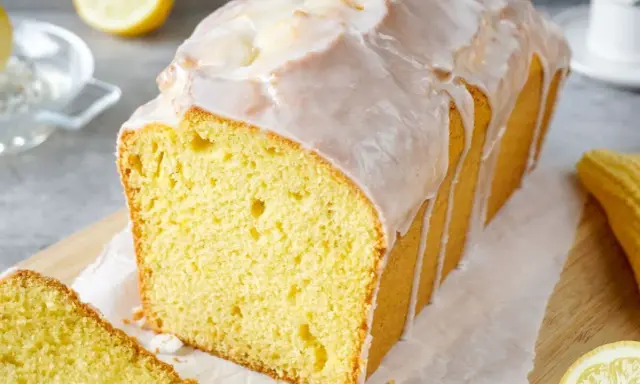 Saftiger Zitronenkuchen mit Zuckerguss, perfekt für ein einfaches zitronenkuchen rezept. Frisch gebacken und bereit zum Genießen.
