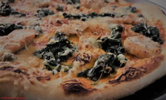 Pyszne ciasto na pizzę Ani Gotuje z kurczakiem i szpinakiem, zapieczone z serem.