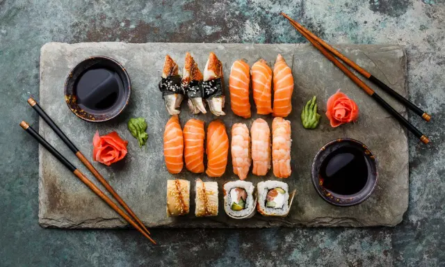 Jak używać sosu sojowego? Umami, rodzaje i zaskakujące triki