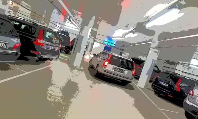 Samochody na parkingu podziemnym w Norwegii. Uważaj na mandaty, parkując nieprawidłowo.