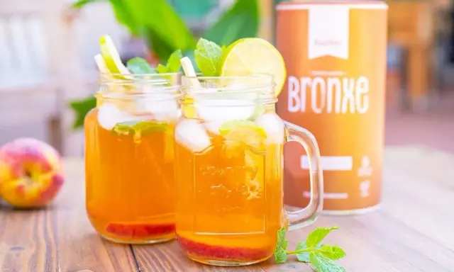Erfrischender Eistee mit Pfirsich, Minze und Limette. Perfekt zum eistee selber machen kinderleicht.