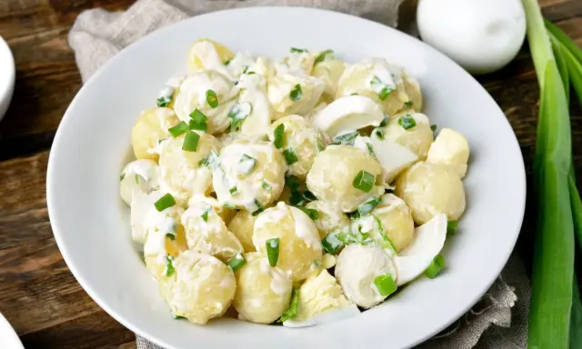 Cremiger Kartoffelsalat mit Ei und Frühlingszwiebeln, ein wahres Kartoffelsalat Geheimrezept, das auf jedem Tisch glänzt.