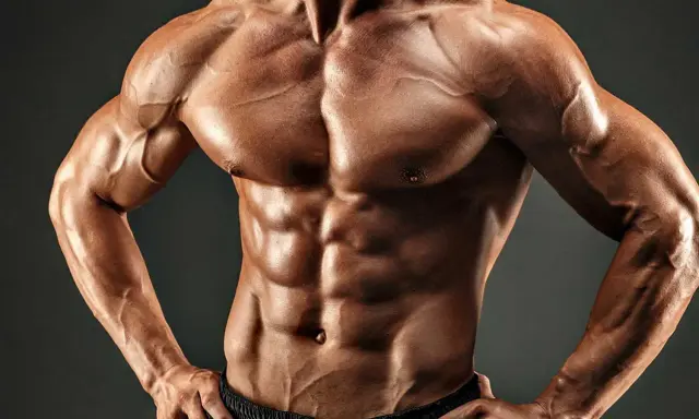 Ein Mann mit einem definierten Sixpack und starker Brustmuskulatur, das Ergebnis harter Arbeit und Disziplin.