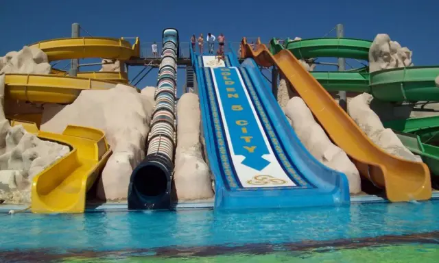 Wodne zjeżdżalnie w Hawaii Paradise Aqua Park Resort, zjeżdżalnia "Golden City" i inne kolorowe atrakcje wodne.