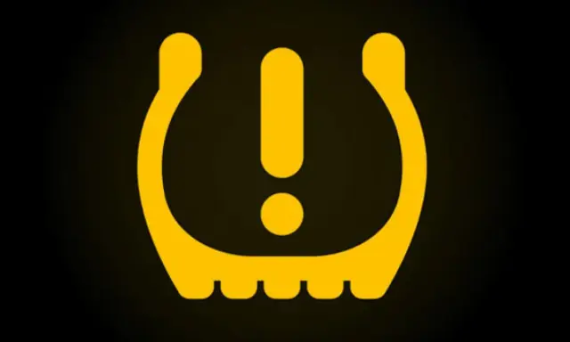 Icono amarillo en el salpicadero del coche que indica baja presión en los neumáticos.