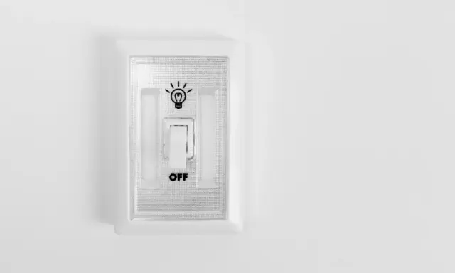 Wyłącznik światła z napisem "OFF". Ucz się phrasal verbs po polsku, by lepiej rozumieć język.