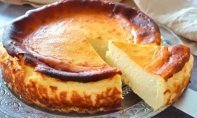 Tarta de queso La Viña, receta auténtica. Cremosa por dentro, caramelizada por fuera. ¡Perfecta para compartir!