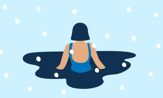 En person i blå baddräkt njuter av isbad i ett kallt, snöigt landskap.