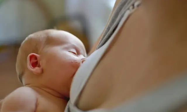 Malutkie niemowlę karmione piersią. Warto wiedzieć, co ile powinno jeść miesięczne niemowlę, by zapewnić mu najlepszy start.