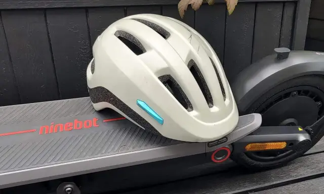 Kask z technologią MIPS co to? leży na hulajnodze Ninebot. Zapewnia dodatkową ochronę głowy podczas jazdy.