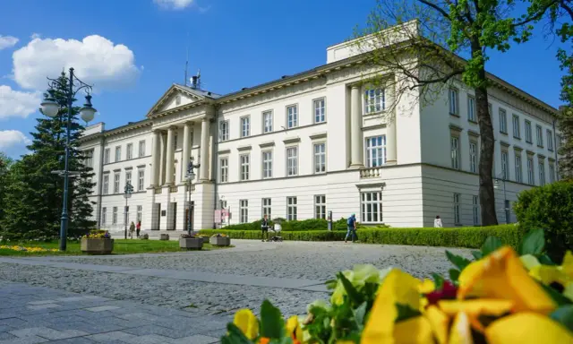 Biały budynek z kolumnami, piękny przykład architektury, jedna z radomskich atrakcji.