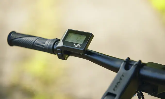Nowoczesne gadżety do roweru: wyświetlacz Bafang na kierownicy pokazuje 0.0 km/h, gotowy na nową przygodę.