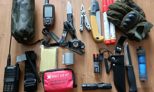 Zestaw do przetrwania: GPS, radio, apteczka, noże, latarka, rękawice, racje. Survival co to? To przygotowanie na nieprzewidziane sytuacje.