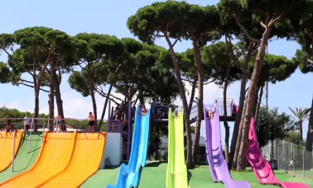 Toboganes de colores en un parque acuático, ideal para saber dónde ir con niños de 2 a 3 años en Cataluña.