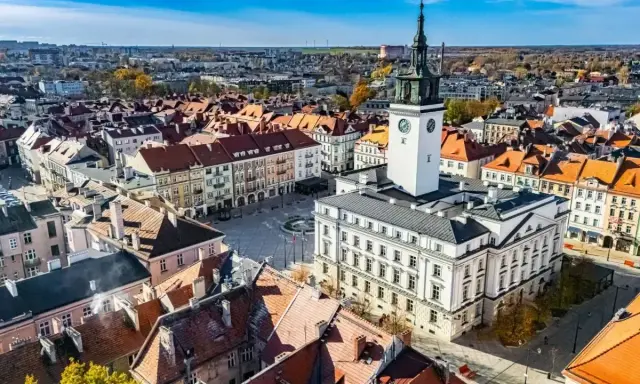 Widok na rynek z ratuszem i wieżą zegarową w Kaliszu, najstarszym mieście w Polsce.