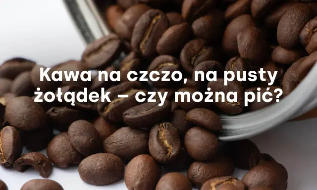 Ziarna kawy rozsypane z metalowego naczynia. Tekst pyta: "Kawa na czczo, na pusty żołądek – czy można pić?".