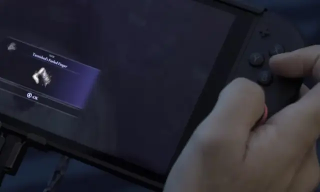 Gracz gra w Elden Ring na Nintendo Switch, zdobywając nowy przedmiot "Tarnished's Furled Finger".