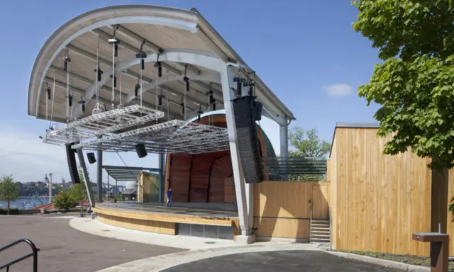 Scenen för Allsång på Skansen, redo för publik. En ensam person går på den tomma scenen.