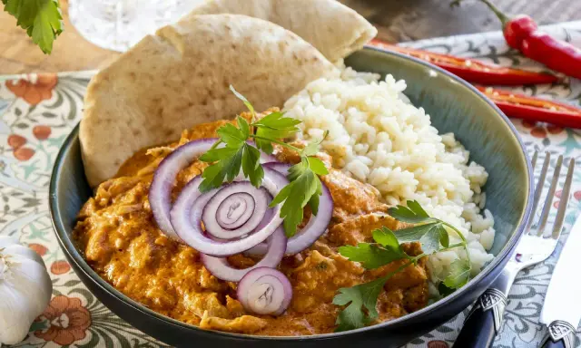 En krämig kycklingrätt med ris, naanbröd och rödlök. Ett perfekt middagstips vardag för hela familjen.