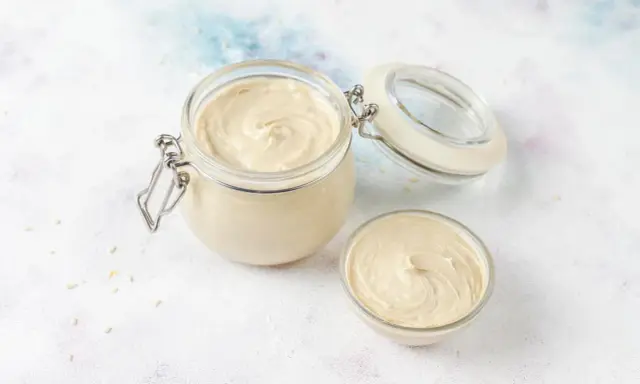 Crème pâtissière onctueuse dans un bocal et un bol. Parfait pour une recette de crème pâtissière facile et rapide.