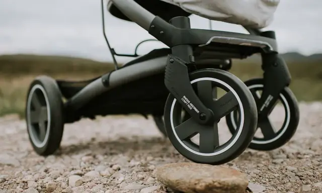 Wózek spacerowy obrotowy z amortyzatorami "Comfy Ride" gotowy na każdą wyprawę po kamienistym terenie.