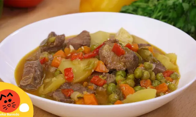 Un reconfortante plato de ternera a la jardinera, con trozos de carne tierna, patatas, zanahorias, guisantes y pimientos en una sabrosa salsa.