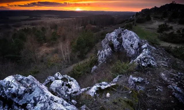 Góry Świętokrzyskie: Odkryj najstarsze góry Polski! Przewodnik
