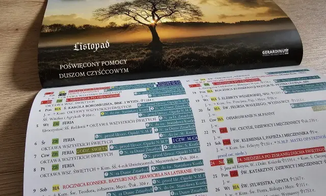 Listopad w USA: kalendarz z motywem świecy i anioła, poświęcony Duszom Czyśćcowym.