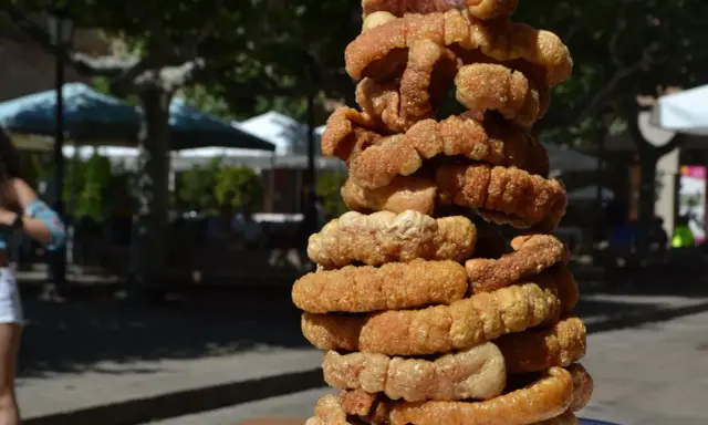 Torre de torreznos, un imprescindible que comer en Soria. Crujientes y dorados, perfectos para disfrutar al aire libre.