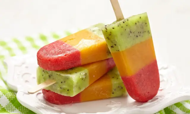 Kolorowe lody na patyku: truskawka, mango i kiwi. Idealne na lato, gdy szukasz prawdziwe lody przepis.