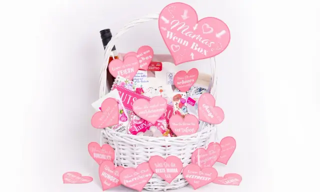 Ein liebevolles geburtstagsgeschenk mama selber machen: Eine weiße Korbtasche gefüllt mit rosa Herzen, die liebevolle Botschaften für Mamas tragen.