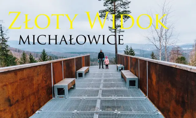 Rodzina podziwia złoty widok w Michałowicach z platformy widokowej.