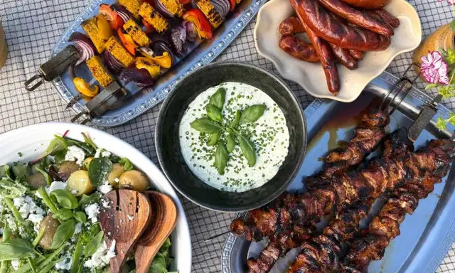 Grillad skinkstek i gryta, korv, grönsaksspett och en fräsch potatissallad med fetaost. En perfekt sommarmåltid!