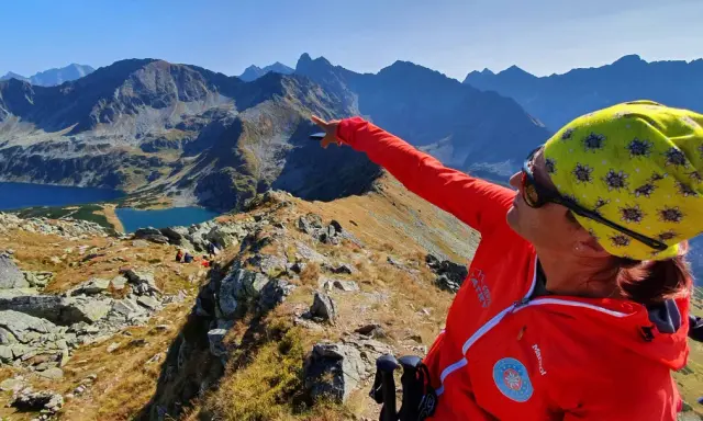 Na kursie przewodnik tatrzański, instruktorka wskazuje drogę nad Morskie Oko.