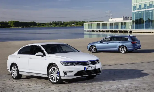 Dos Volkswagen Passat, uno blanco sedán y otro azul familiar, perfectos para viajes que se puede conducir con el carnet B.