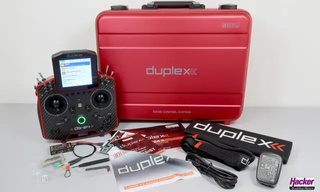 Ein roter Koffer mit "duplex" Schriftzug und ein Jeti DS-24 Sender mit Zubehör.