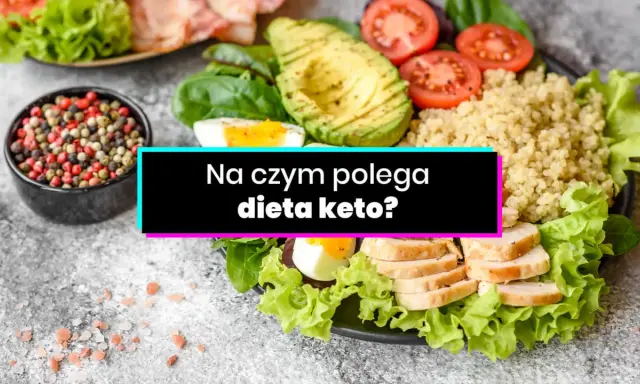 Kolorowa sałatka z awokado, pomidorami, jajkiem i kurczakiem. Idealna na keto dietę.