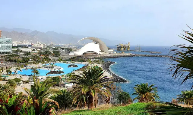 Widok na Auditorium w Santa Cruz de Tenerife, baseny, port i góry. Idealne miejsce, by zobaczyć, co oferuje miasto.