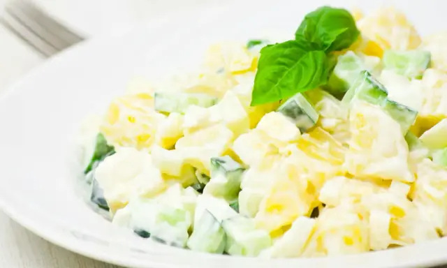 Ein cremiger Kartoffel-Gurken-Salat, garniert mit Basilikum. Perfekt für ein leichtes Mittagessen oder als Beilage. Dieses Kartoffel Gurken Salat Rezept ist ein Klassiker.