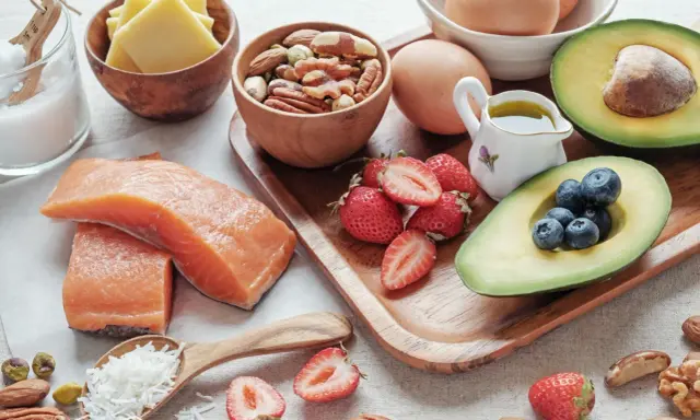Łosoś, awokado, jajka, orzechy, jagody i truskawki – idealne składniki na dietę niskowęglowodanową.