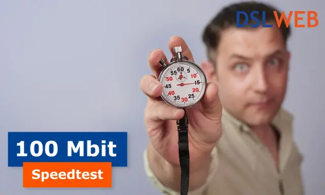 Mann hält Stoppuhr, die 100 Mbit/s Speedtest symbolisiert. DSLWEB Logo im Hintergrund.