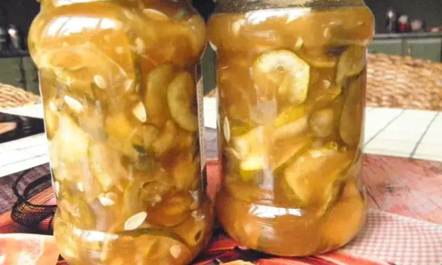Słoiki z ogórkami z chili i czosnkiem, gotowe na zimę.